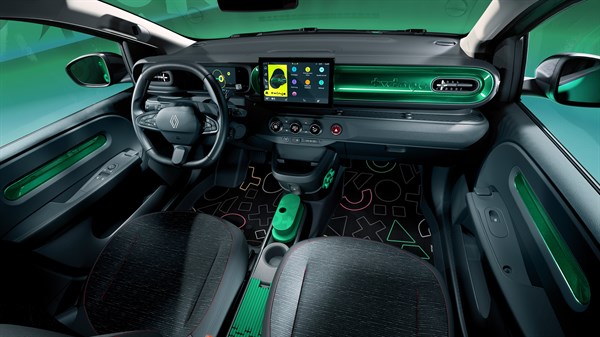 Interijer vozila Renault Twingo E-Tech electric s pogledom na upravljač, središnju konzolu, multimedijski zaslon i dekorativne elemente u zelenoj boji.