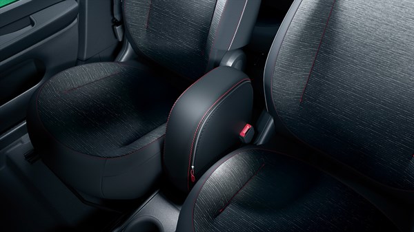 Središnji naslon za ruku s prostorom za pohranu između prednjih sjedala u vozilu Renault Twingo E-Tech electric.