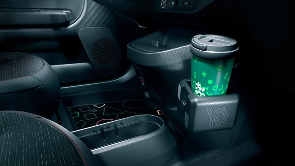 YouClip 3-u-1 dodatak u vozilu Renault Twingo E-Tech electric s držačem za piće, svjetlom i kukom pričvršćenim na središnju konzolu.