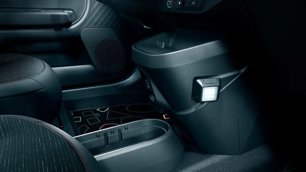 LED YouClip svjetlo pričvršćeno na središnju konzolu u interijeru vozila Renault Twingo E-Tech electric.