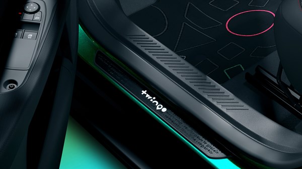 Osvijetljeni prag vrata u vozilu Renault Twingo E-Tech electric s diskretnim bijelim svjetlom i Twingo potpisom.