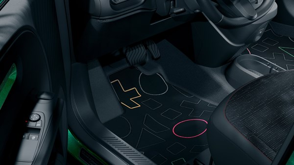 Pod vozila Renault Twingo E-Tech electric s postavljenim alfabet premium tekstilnim prostirkama i vidljivim uzorkom.
