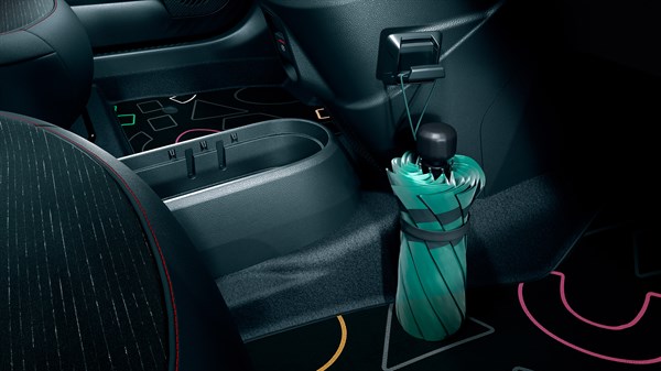 YouClip kuka s obješenom torbom pričvršćena na središnju konzolu u vozilu Renault Twingo E-Tech electric.