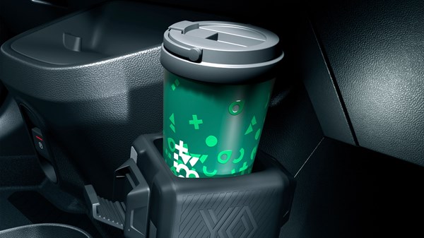 Držač za čaše YouClip s postavljenom čašom, pričvršćen na središnju konzolu u vozilu Renault Twingo E-Tech electric.