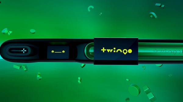 Detalj armaturne ploče vozila središnjim zaslonom na kojem je prikazan natpis "Twingo" na zelenoj pozadini.