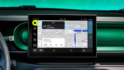 Središnji zaslon u vozilu Renault Twingo E-Tech electric prikazuje navigaciju Google Maps s rutom i prometnim informacijama u stvarnom vremenu.