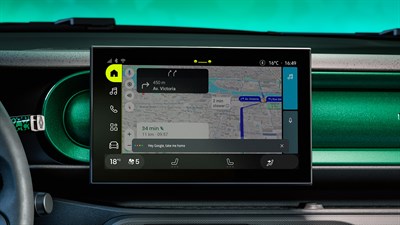 Digitalni zaslon u vozilu Renault Twingo E-Tech electric prikazuje sučelje Google Asistent za glasovno upravljanje funkcijama vozila.