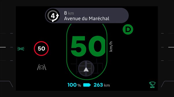 Navigacijski prikaz na digitalnom zaslonu u vozilu Renault Twingo E-Tech electric s uputama za vožnju, brzinom i smjerom kretanja