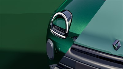 Detalj prednjeg svjetla i prednjeg dijela karoserije vozila Renault Twingo u zelenoj boji, s naglašenim kromiranim obrubom svjetla i logotipom na poklopcu motora.