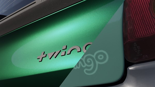 Detalj stražnjeg dijela vozila Renault Twingo E-Tech electric s istaknutim nazivom modela i dizajnerskim potpisom