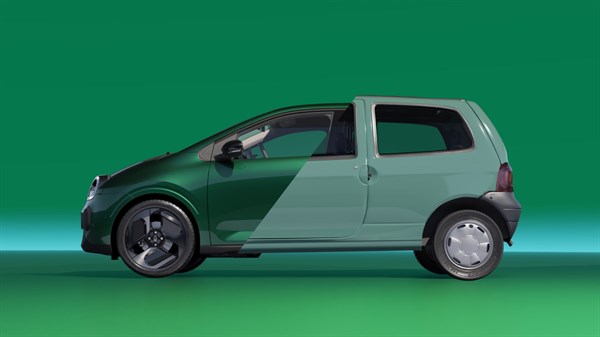 Bočni pogled na vozilo Renault Twingo E-Tech electric s pet vrata u urbanom okruženju