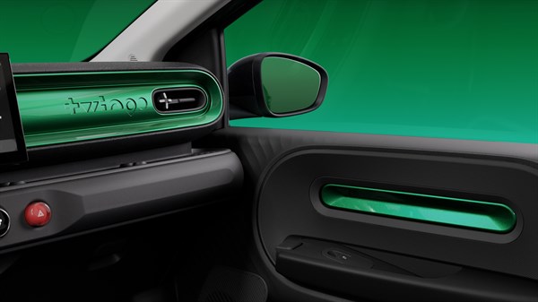 Detalj obloge vrata u vozilu Renault Twingo E-Tech electric s naglašenom bojom usklađenom s vanjskim izgledom