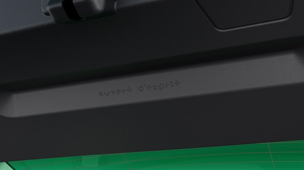 Unutarnja strana poklopca prtljažnika u vozilu Renault Twingo E-Tech electric s diskretnim reljefnim natpisom