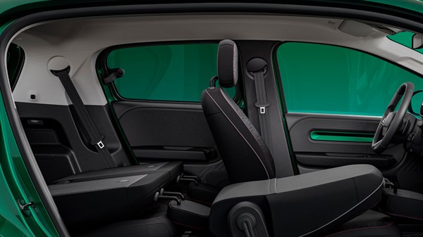 Unutrašnjost vozila Renault Twingo E-Tech electric s neovisnim kliznim stražnjim sjedalima i preklopnim naslonima