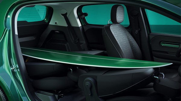 Unutrašnjost vozila Renault Twingo E-Tech electric s preklopljenim sjedalom i utovarnom duljinom do 2 m