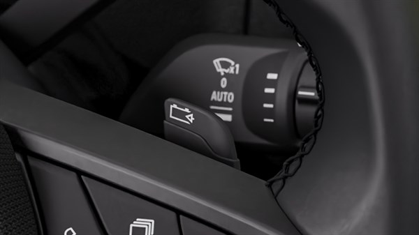 Detalj upravljača u vozilu Renault Twingo E-Tech electric s prikazom polugice za upravljanje regenerativnim kočenjem i funkcijom one pedal.