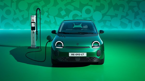 Vozilo Renault Twingo E-Tech electric priključeno na DC brzu punionicu, s prednjim pogledom na vozilo i vidljivim kabelom za brzo punjenje.