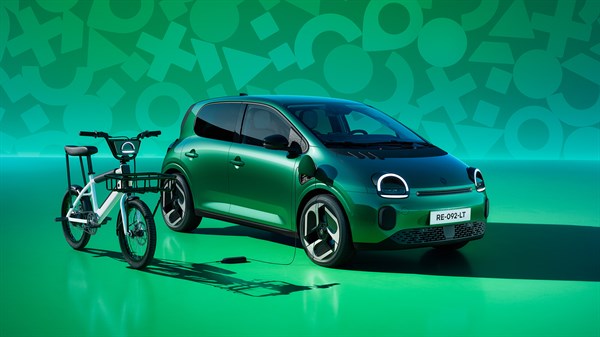 Vozilo Renault Twingo E-Tech electric parkirano uz bicikl, prikaz mogućnosti dvosmjernog punjenja i korištenja energije iz baterije vozila.