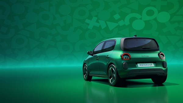 stražnji pogled na vozilo Renault Twingo E-Tech electric u zelenom prostoru