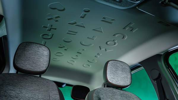 Unutrašnjost vozila Renault Twingo E-Tech electric s reljefnim uzorcima na stropu