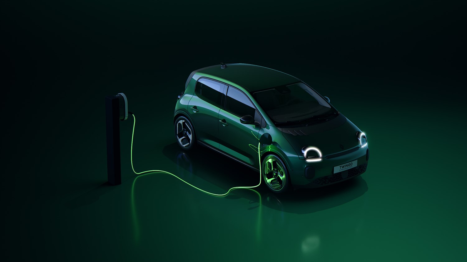Vozilo Renault Twingo E-Tech electric priključeno na punjač u tamnozelenom okruženju