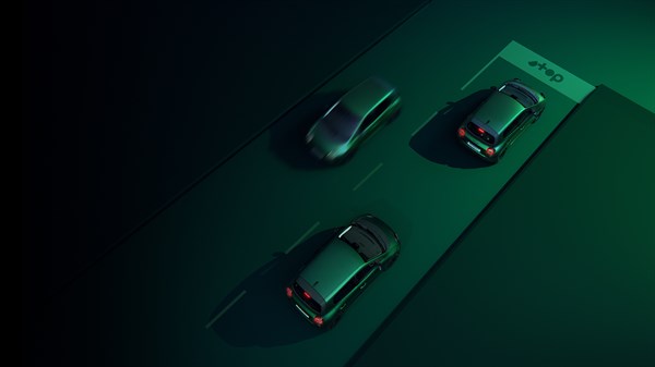 Tri vozila Renault Twingo E-Tech electric prikazana na parkiralištu u tamnozelenom okruženju

