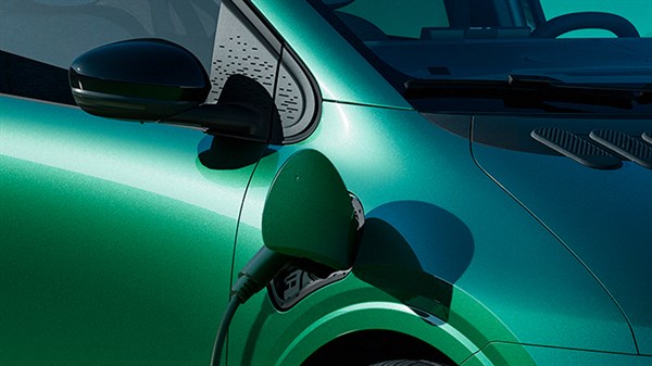 Punjač priključen na vozilo Renault Twingo E-Tech electric u zelenoj boji