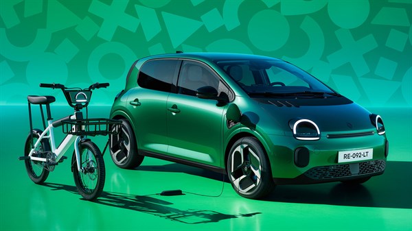Vozilo Renault Twingo E-Tech electric pored električnog bicikla tijekom punjenja