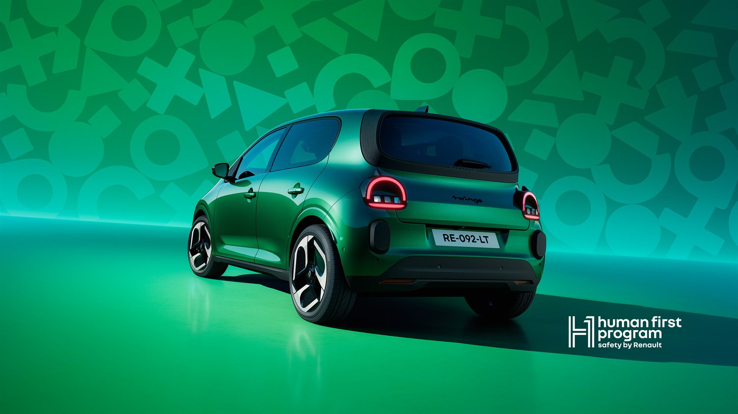Stražnji pogled na vozilo Renault Twingo E-Tech electric s logotipom Human First Program