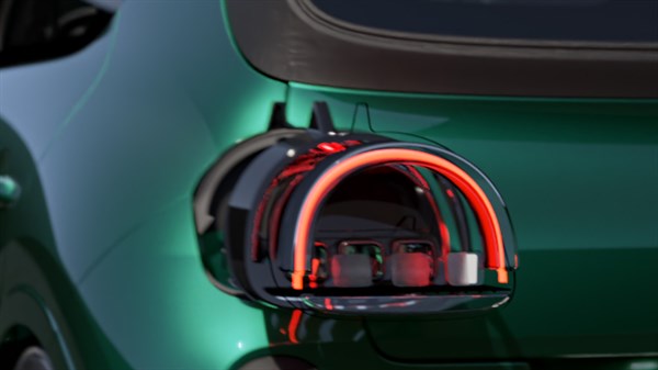 Stražnje svjetlo vozila Renault 5 s modernim LED dizajnom u crvenim tonovima na zelenoj karoseriji