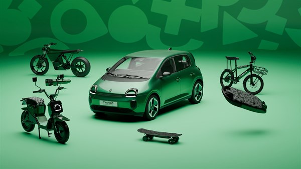 Zeleno vozilo Renault Twingo okruženo različitim električnim prijevoznim sredstvima poput bicikla, romobila i skateboarda na zelenoj pozadini