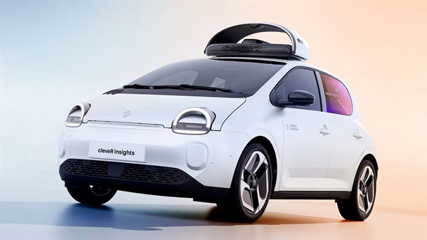 Renault Twingo E-Tech electric s cleveR insights opremom prikazan sprijeda u studijskom okruženju.