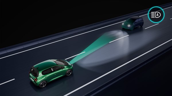 Vozilo Renault Twingo E-Tech electric u noćnoj vožnji s automatskim prebacivanjem dugih i kratkih svjetala