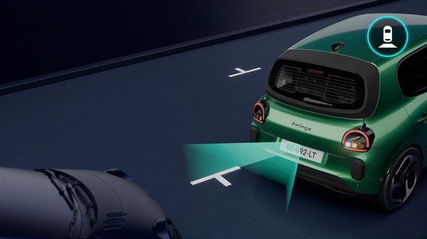 Stražnji prikaz s digitalne kamere u vozilu Renault Twingo E-Tech electric tijekom parkiranja