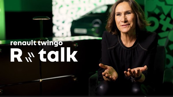 Žena sjedi u studijskom prostoru uz natpis Renault Twingo R Talk i prikaz vozila u pozadini.
