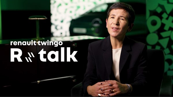 Žena sjedi u studijskom prostoru uz natpis Renault Twingo R Talk i prikaz vozila Renault Twingo E-Tech electric u pozadini.