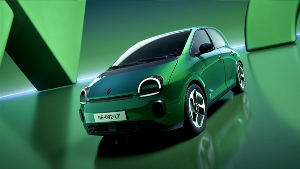 Renault Twingo E-Tech electric u zelenoj boji prikazan je u modernom zelenom prostoru s naglašenim prednjim svjetlima i zaobljenim dizajnom.