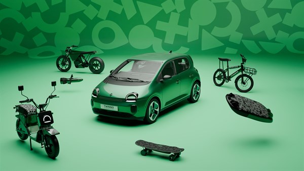 Zeleni Renault Twingo E-Tech electric prikazan je u zelenom studijskom prostoru okružen električnim biciklima, skuterom i skateboardima.