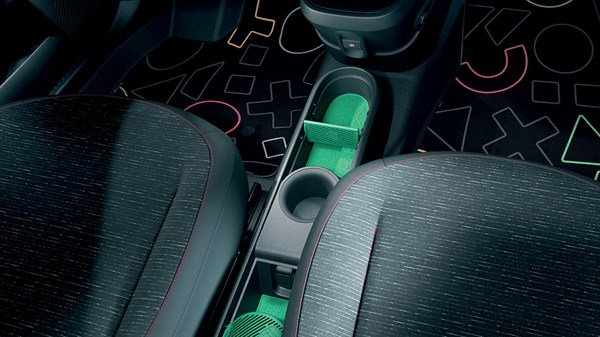 Unutrašnjost vozila Renault Twingo E-Tech electric s prikazom prednjih sjedala, središnje konzole i zelenih detalja u kabini.