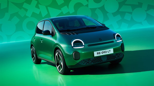 Zeleni Renault Twingo E-Tech electric prikazan sprijeda u studijskom prostoru sa zelenom pozadinom.