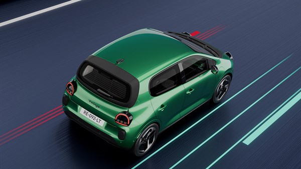 Zeleni Renault Twingo E-Tech electric prikazan iz gornjeg kuta tijekom vožnje na cesti s naglašenim linijama kretanja.
