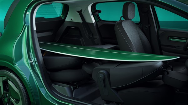 Unutrašnjost vozila Renault Twingo E-Tech electric s otvorenim vratima i prikazom prostranog stražnjeg dijela kabine.