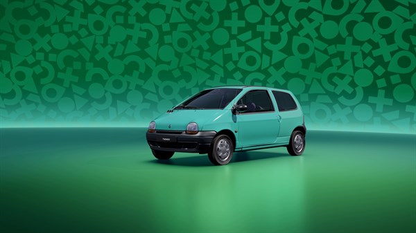 Svijetloplavi Renault Twingo prikazan je u zelenom studijskom prostoru, kao prikaz ranije generacije legendarnog modela.