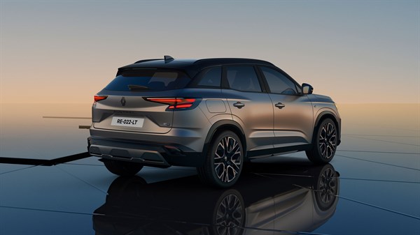 vozilo Renault prikazano straga na reflektirajućoj podlozi s naglašenim modernim dizajnom