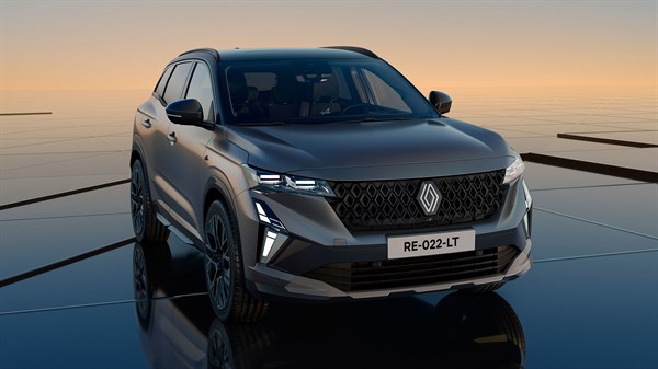 Bijelo vozilo Renault Captur prikazano sa strane, na studijskoj pozadini.