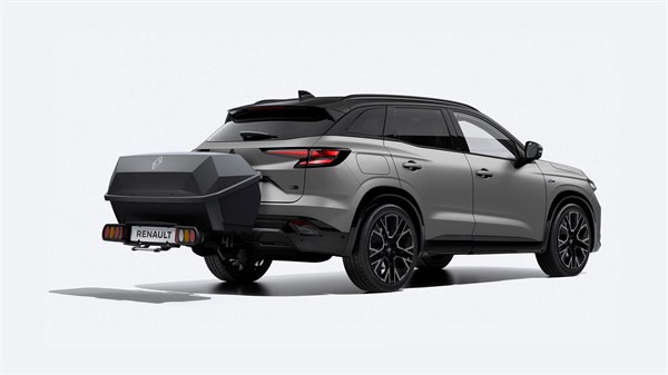 Vozilo Renault Austral full hybrid E-Tech s postavljenom stražnjom aero kutijom na kuci za vuču.

