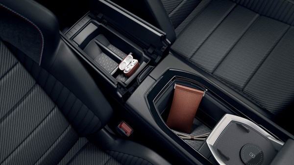 Unutrašnjost vozila Renault Austral full hybrid E-Tech s otvorenom središnjom konzolom i umetnutim organizatorom.

