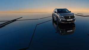 Alt tekst:
vozilo Renault Austral full hybrid E-Tech parkirano na reflektirajućoj površini uz zalazak sunca u pozadini
