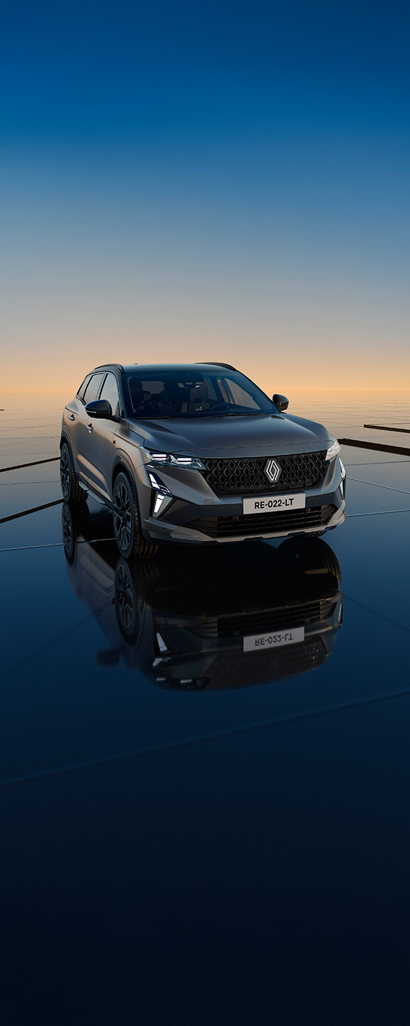  Vozilo Austral full hybrid E-Tech parkirano na otvorenom prostoru u suton, prikazano sprijeda i sa strane.