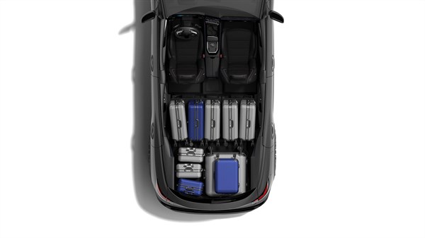 Pogled odozgo na vozilo Austral full hybrid E-Tech s uklonjenim stražnjim sjedalima i prtljažnikom punim kofera.

